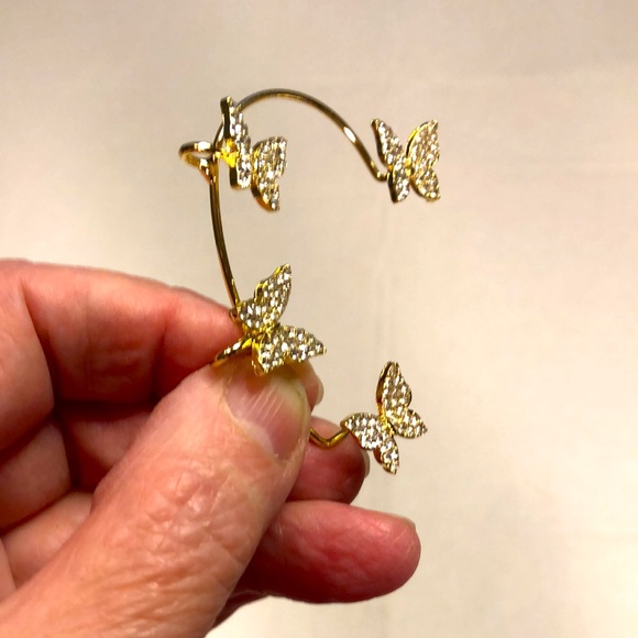 NIP Beautiful Sparkle Butterfly Goldtone Ear Cuffs. Just in time for SPRING🦋 - Picture 11 of 12